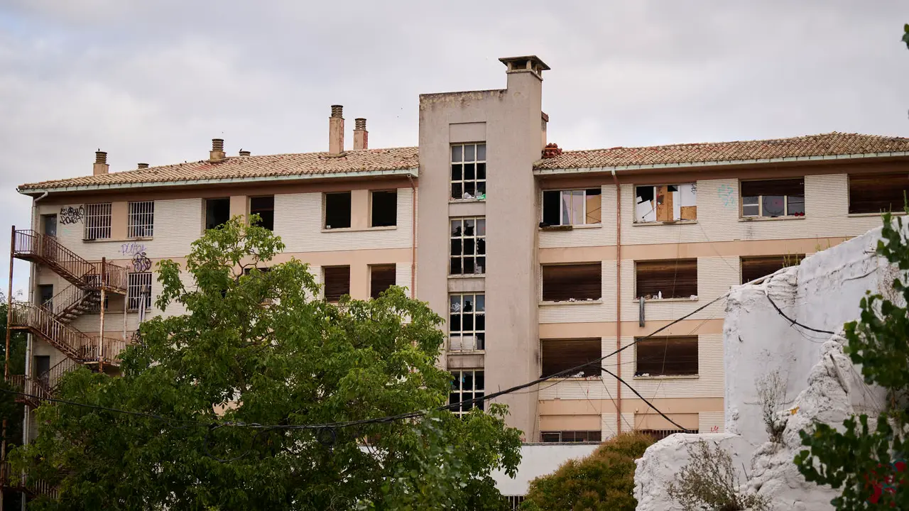 La Policía Municipal de Pamplona mantiene una vigilancia constante y permanente en el antiguo edificio de la antigua ikastola Jaso en la avenida de Aróstegui. PABLO LASAOSA
