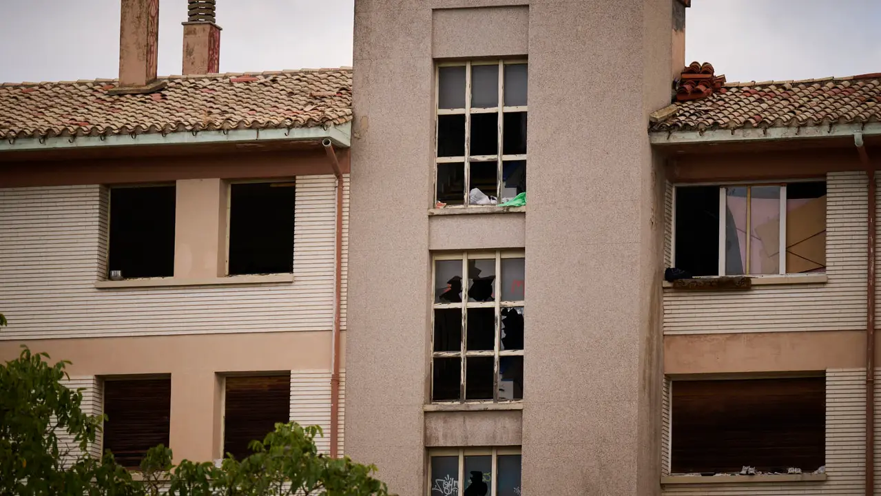 La Policía Municipal de Pamplona mantiene una vigilancia constante y permanente en el antiguo edificio de la antigua ikastola Jaso en la avenida de Aróstegui. PABLO LASAOSA