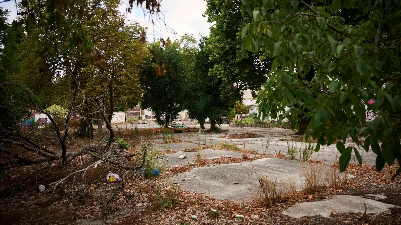 La Policía Municipal de Pamplona mantiene una vigilancia constante y permanente en el antiguo edificio de la antigua ikastola Jaso en la avenida de Aróstegui. PABLO LASAOSA