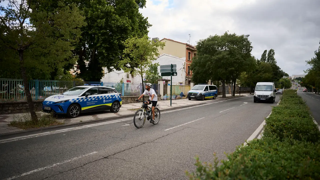 La Policía Municipal de Pamplona mantiene una vigilancia constante y permanente en el antiguo edificio de la antigua ikastola Jaso en la avenida de Aróstegui. PABLO LASAOSA