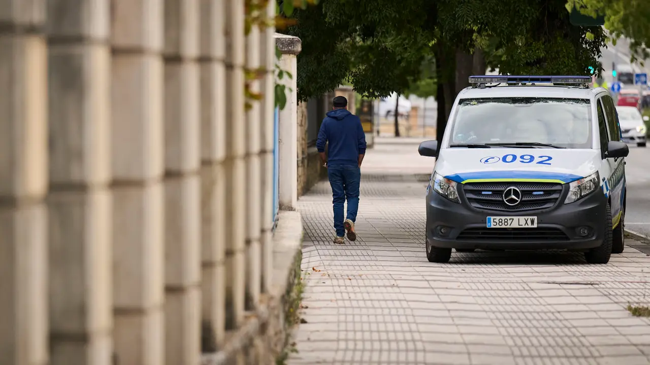 La Policía Municipal de Pamplona mantiene una vigilancia constante y permanente en el antiguo edificio de la antigua ikastola Jaso en la avenida de Aróstegui. PABLO LASAOSA