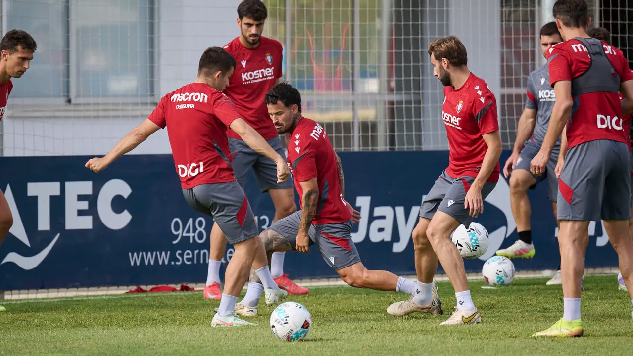 Los jugadores de Osasuna se entrenan en las instalaciones de Tajonar durante la pre temporada 25/26. PABLO LASAOSA