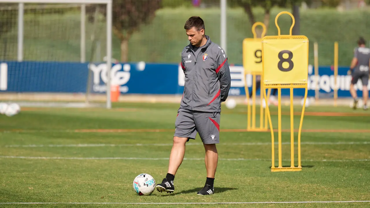 Los jugadores de Osasuna se entrenan en las instalaciones de Tajonar durante la pre temporada 25/26. PABLO LASAOSA