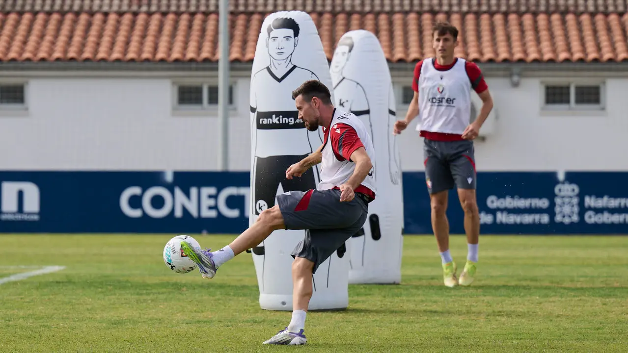 Los jugadores de Osasuna se entrenan en las instalaciones de Tajonar durante la pre temporada 25/26. PABLO LASAOSA