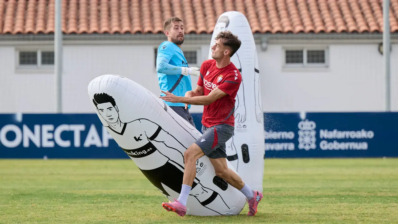 Los jugadores de Osasuna se entrenan en las instalaciones de Tajonar durante la pre temporada 25/26. PABLO LASAOSA