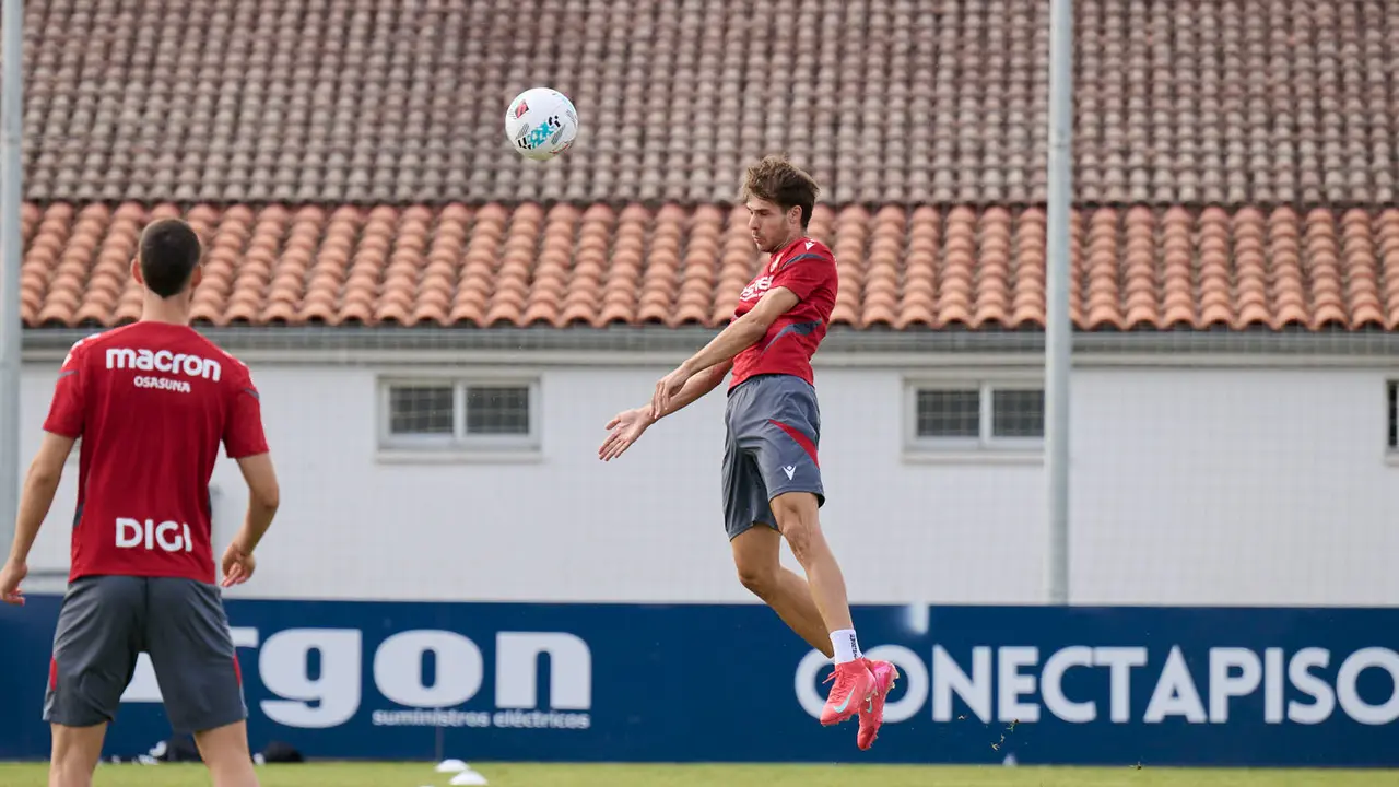 Los jugadores de Osasuna se entrenan en las instalaciones de Tajonar durante la pre temporada 25/26. PABLO LASAOSA