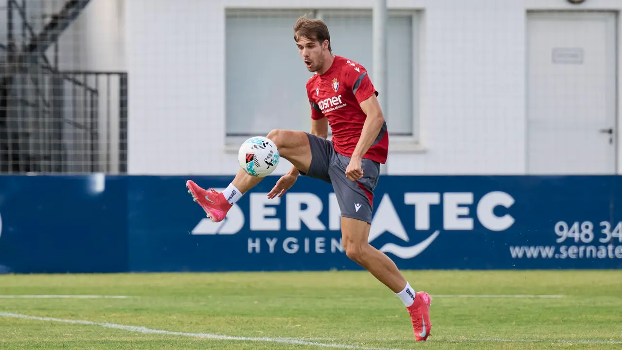 Los jugadores de Osasuna se entrenan en las instalaciones de Tajonar durante la pre temporada 25/26. PABLO LASAOSA