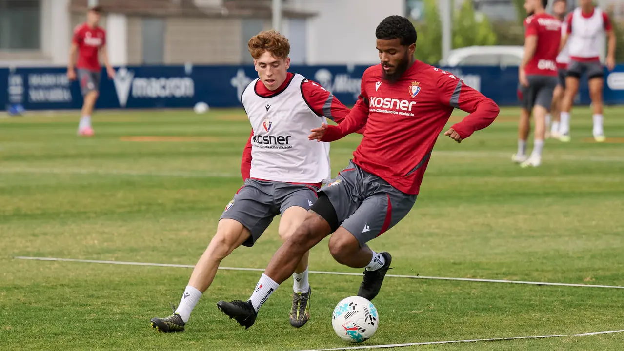 Los jugadores de Osasuna se entrenan en las instalaciones de Tajonar durante la pre temporada 25/26. PABLO LASAOSA
