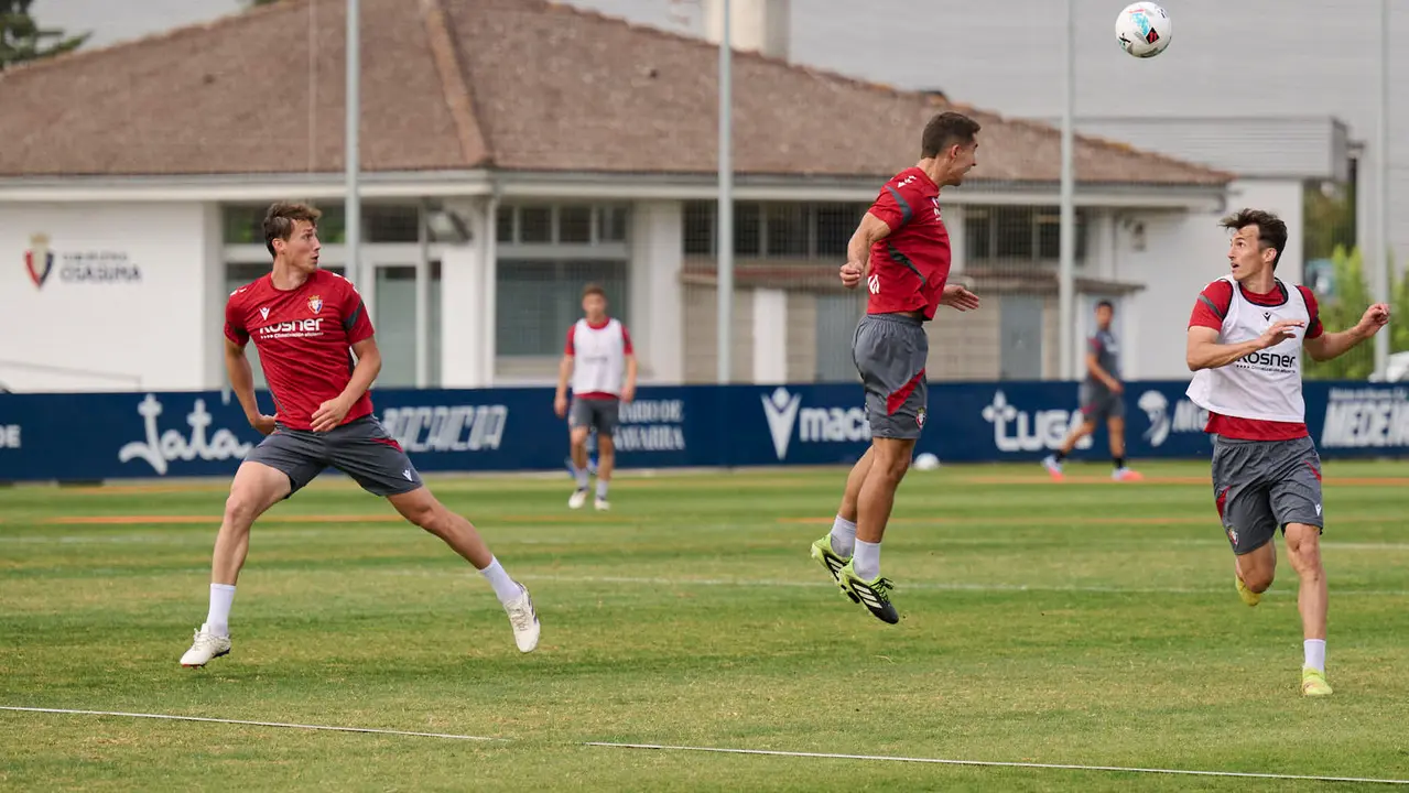 Los jugadores de Osasuna se entrenan en las instalaciones de Tajonar durante la pre temporada 25/26. PABLO LASAOSA