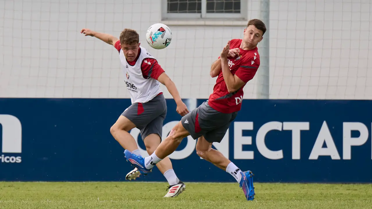 Los jugadores de Osasuna se entrenan en las instalaciones de Tajonar durante la pre temporada 25/26. PABLO LASAOSA