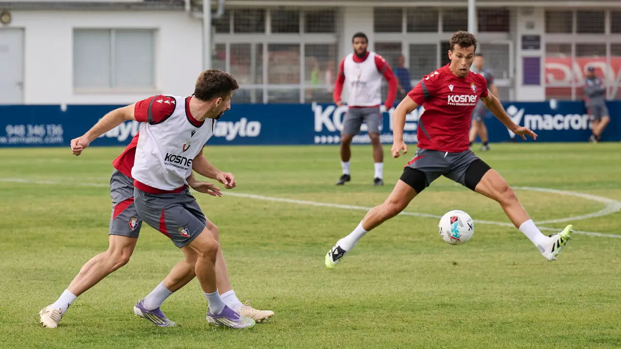 Los jugadores de Osasuna se entrenan en las instalaciones de Tajonar durante la pre temporada 25/26. PABLO LASAOSA