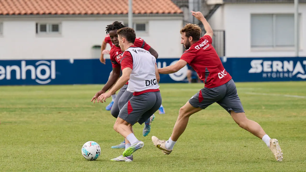 Los jugadores de Osasuna se entrenan en las instalaciones de Tajonar durante la pre temporada 25/26. PABLO LASAOSA