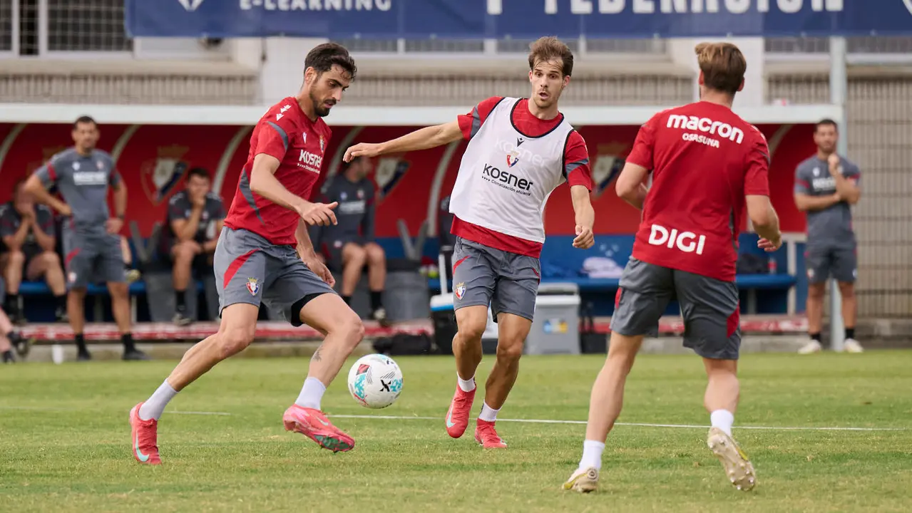 Los jugadores de Osasuna se entrenan en las instalaciones de Tajonar durante la pre temporada 25/26. PABLO LASAOSA