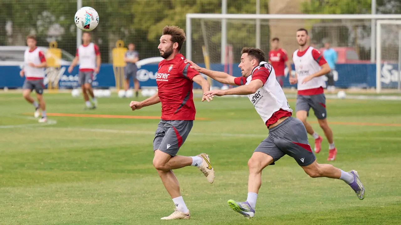 Los jugadores de Osasuna se entrenan en las instalaciones de Tajonar durante la pre temporada 25/26. PABLO LASAOSA
