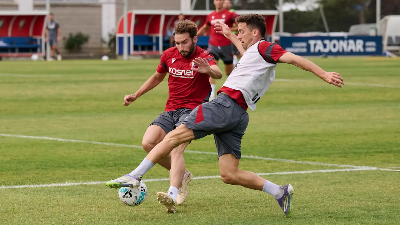 Los jugadores de Osasuna se entrenan en las instalaciones de Tajonar durante la pre temporada 25/26. PABLO LASAOSA