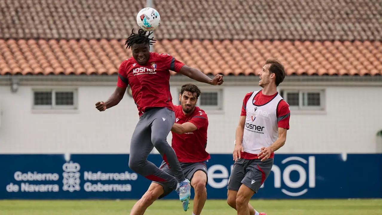 Los jugadores de Osasuna se entrenan en las instalaciones de Tajonar durante la pre temporada 25/26. PABLO LASAOSA