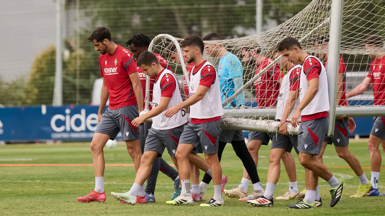 Los jugadores de Osasuna se entrenan en las instalaciones de Tajonar durante la pre temporada 25/26. PABLO LASAOSA