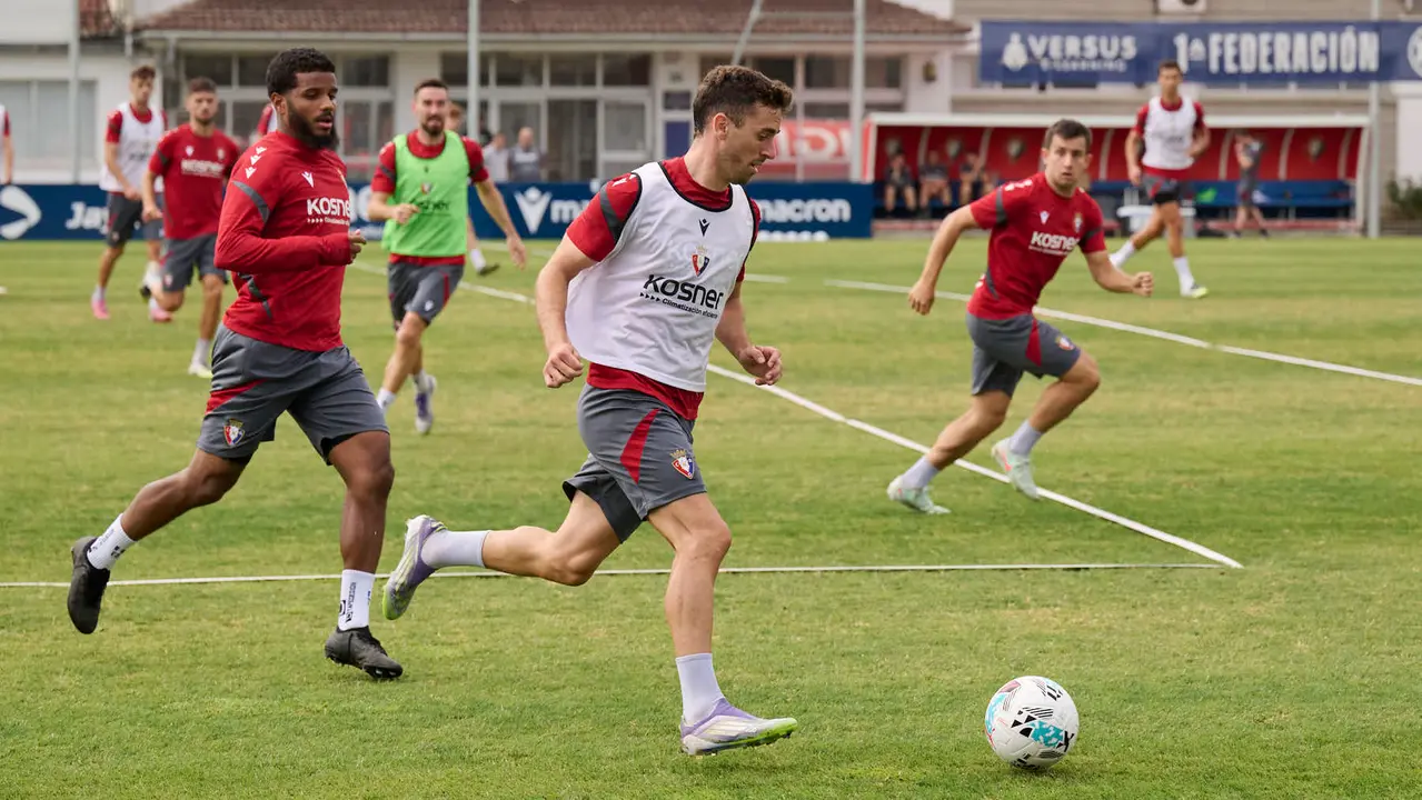 Los jugadores de Osasuna se entrenan en las instalaciones de Tajonar durante la pre temporada 25/26. PABLO LASAOSA