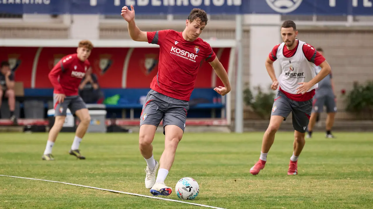 Los jugadores de Osasuna se entrenan en las instalaciones de Tajonar durante la pre temporada 25/26. PABLO LASAOSA