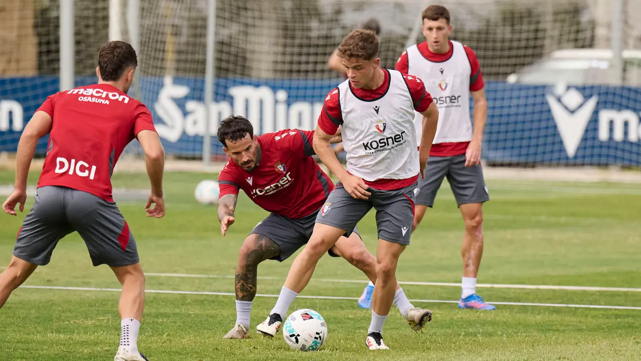 Los jugadores de Osasuna se entrenan en las instalaciones de Tajonar durante la pre temporada 25/26. PABLO LASAOSA