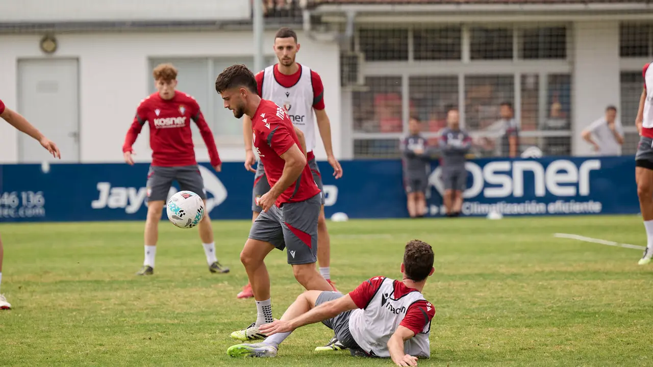 Los jugadores de Osasuna se entrenan en las instalaciones de Tajonar durante la pre temporada 25/26. PABLO LASAOSA