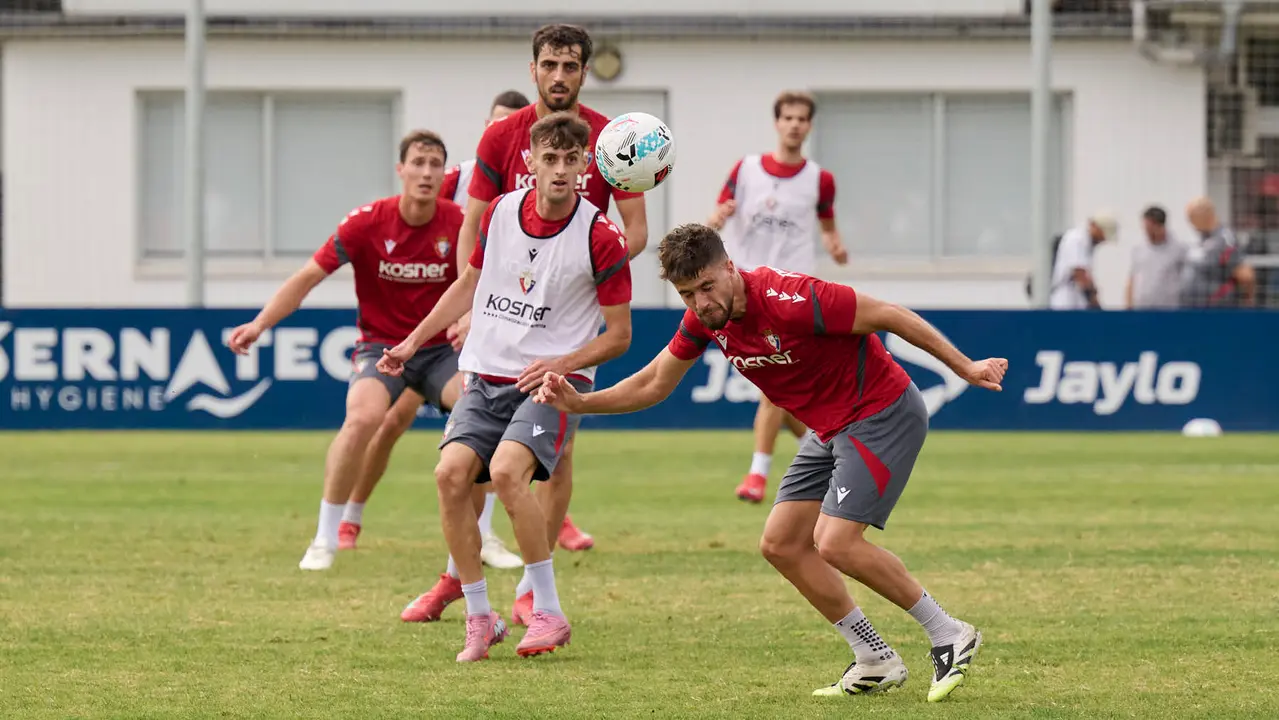 Los jugadores de Osasuna se entrenan en las instalaciones de Tajonar durante la pre temporada 25/26. PABLO LASAOSA