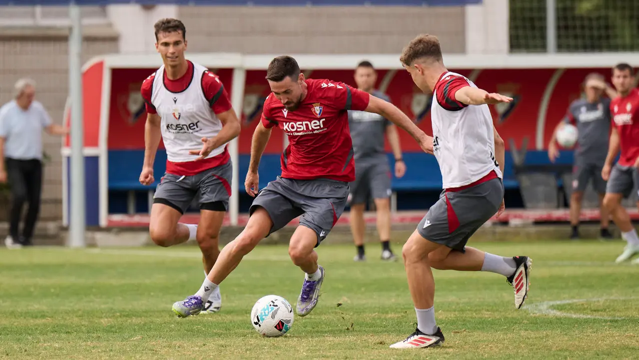 Los jugadores de Osasuna se entrenan en las instalaciones de Tajonar durante la pre temporada 25/26. PABLO LASAOSA