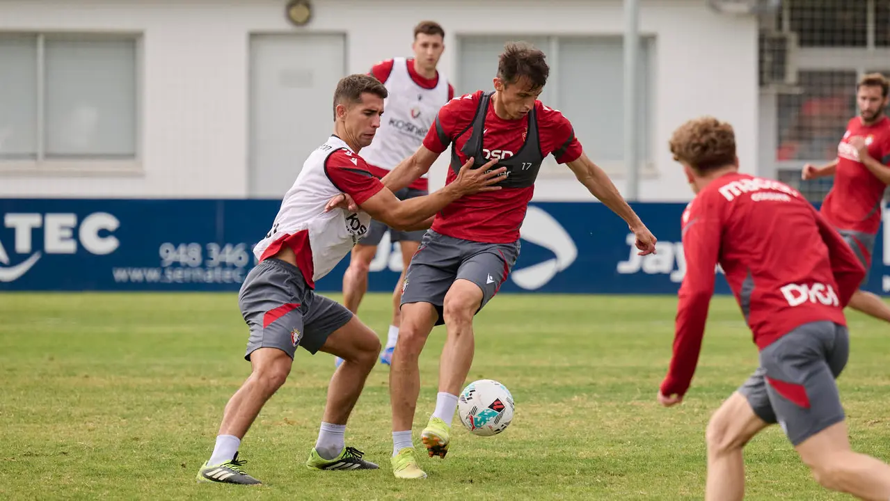 Los jugadores de Osasuna se entrenan en las instalaciones de Tajonar durante la pre temporada 25/26. PABLO LASAOSA