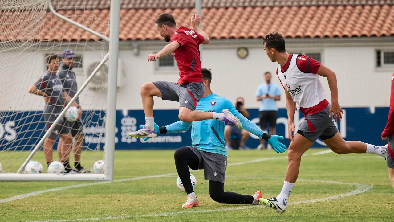 Los jugadores de Osasuna se entrenan en las instalaciones de Tajonar durante la pre temporada 25/26. PABLO LASAOSA