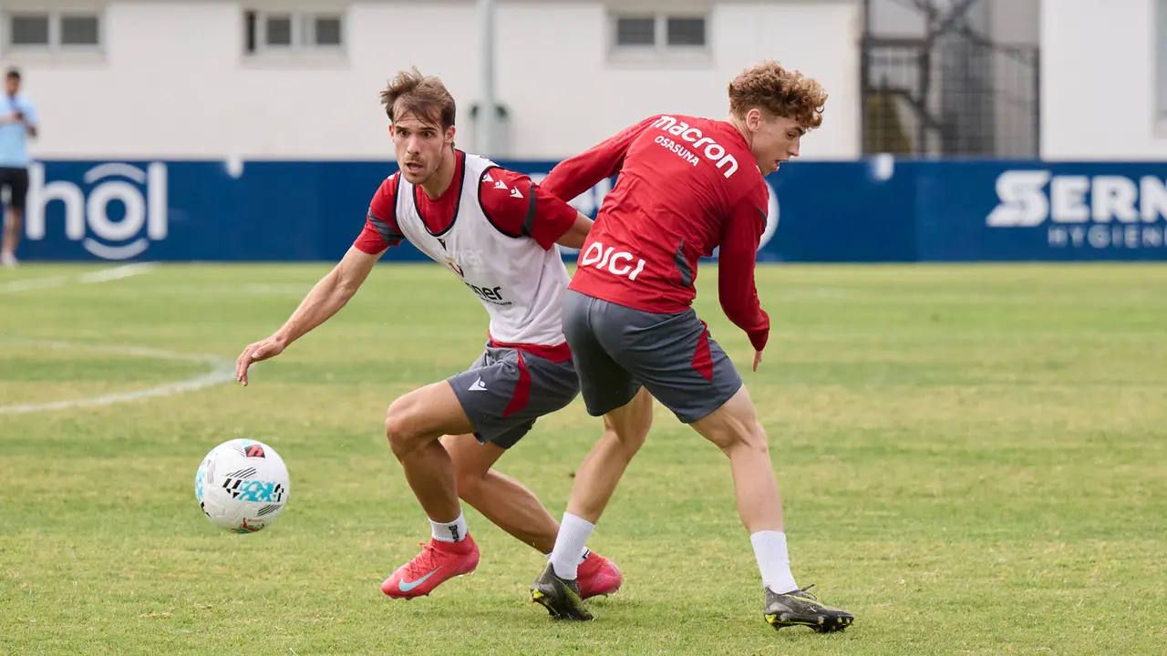 Los jugadores de Osasuna se entrenan en las instalaciones de Tajonar durante la pre temporada 25/26. PABLO LASAOSA