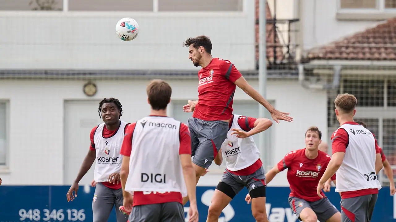 Los jugadores de Osasuna se entrenan en las instalaciones de Tajonar durante la pre temporada 25/26. PABLO LASAOSA