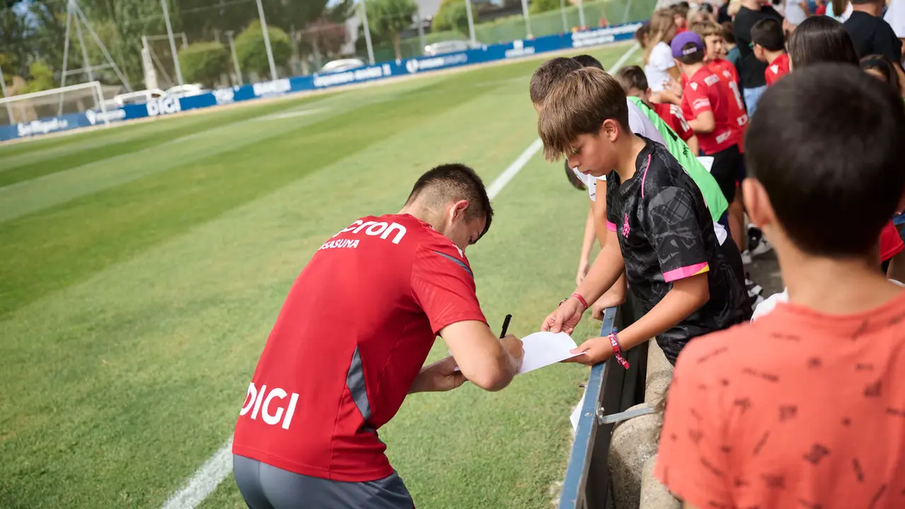 Los jugadores de Osasuna se entrenan en las instalaciones de Tajonar durante la pre temporada 25/26. PABLO LASAOSA