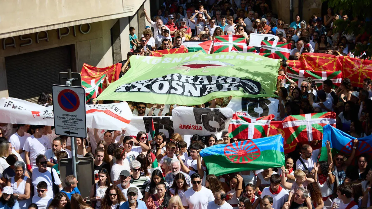 Chupinazo de inicio de las Fiestas de Estella 2025 lanzado por la Asociación Ker Kalí. IÑIGO ALZUGARAY
