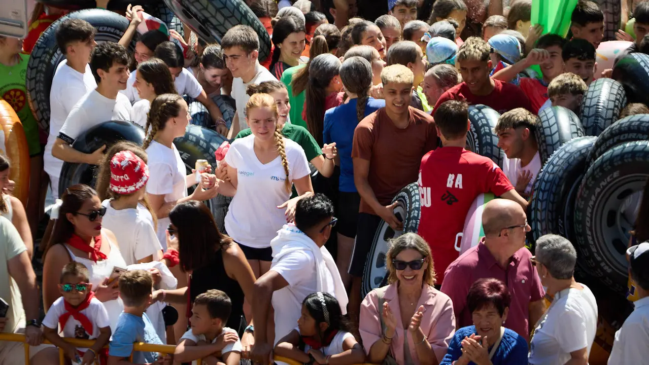 Chupinazo de inicio de las Fiestas de Estella 2025 lanzado por la Asociación Ker Kalí. IÑIGO ALZUGARAY
