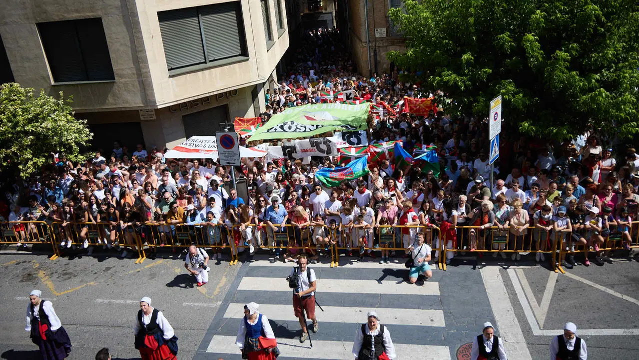 Chupinazo de inicio de las Fiestas de Estella 2025 lanzado por la Asociación Ker Kalí. IÑIGO ALZUGARAY