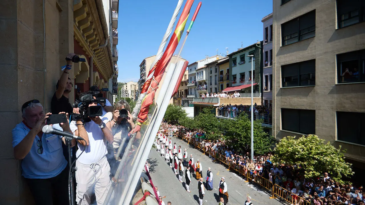 Chupinazo de inicio de las Fiestas de Estella 2025 lanzado por la Asociación Ker Kalí. IÑIGO ALZUGARAY