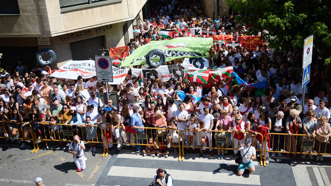 Chupinazo de inicio de las Fiestas de Estella 2025 lanzado por la Asociación Ker Kalí. IÑIGO ALZUGARAY