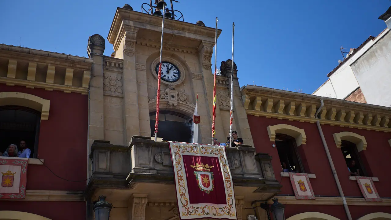Chupinazo de inicio de las Fiestas de Estella 2025 lanzado por la Asociación Ker Kalí. IÑIGO ALZUGARAY