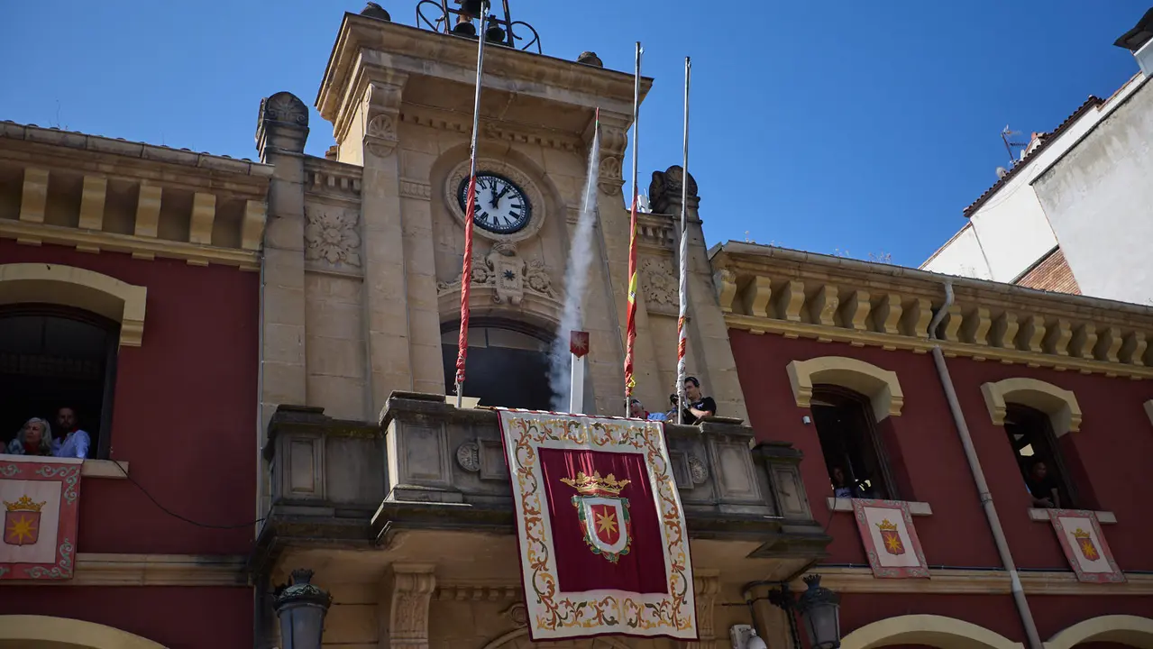Chupinazo de inicio de las Fiestas de Estella 2025 lanzado por la Asociación Ker Kalí. IÑIGO ALZUGARAY