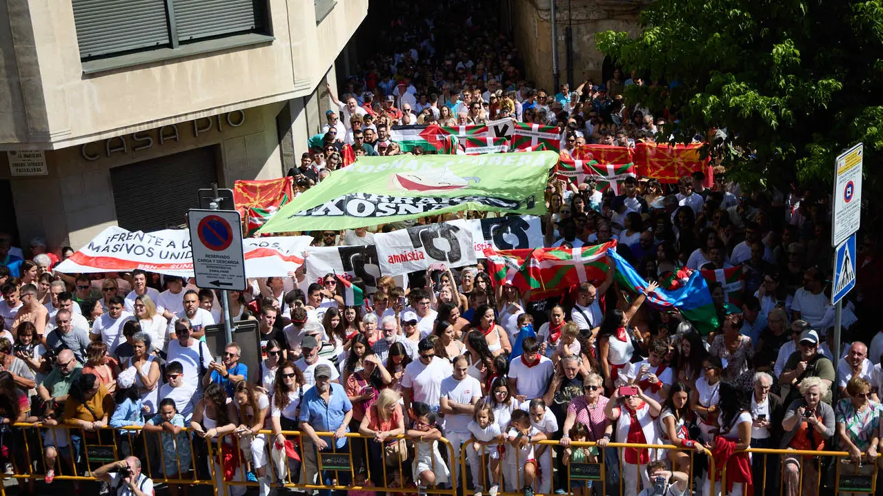 Chupinazo de inicio de las Fiestas de Estella 2025 lanzado por la Asociación Ker Kalí. IÑIGO ALZUGARAY