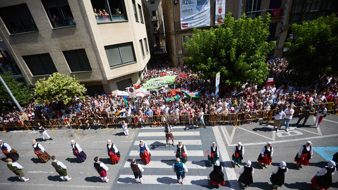 Chupinazo de inicio de las Fiestas de Estella 2025 lanzado por la Asociación Ker Kalí. IÑIGO ALZUGARAY