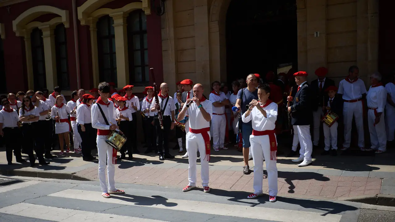Chupinazo de inicio de las Fiestas de Estella 2025 lanzado por la Asociación Ker Kalí. IÑIGO ALZUGARAY