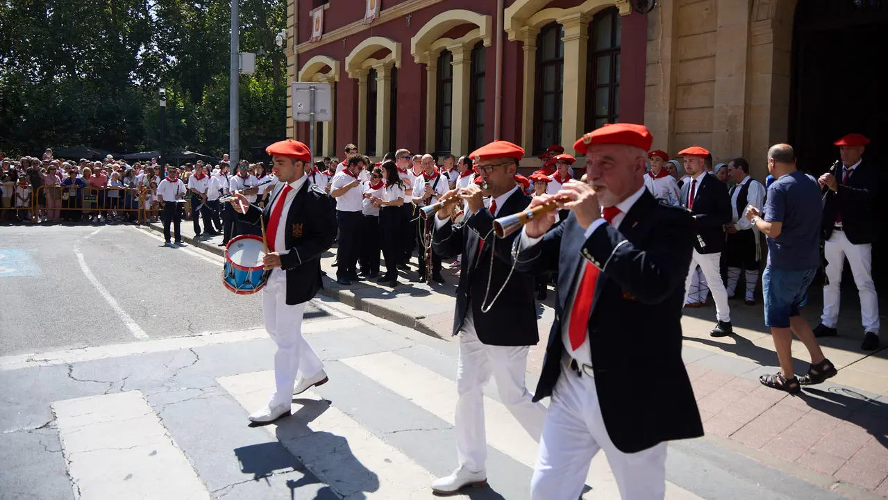 Chupinazo de inicio de las Fiestas de Estella 2025 lanzado por la Asociación Ker Kalí. IÑIGO ALZUGARAY
