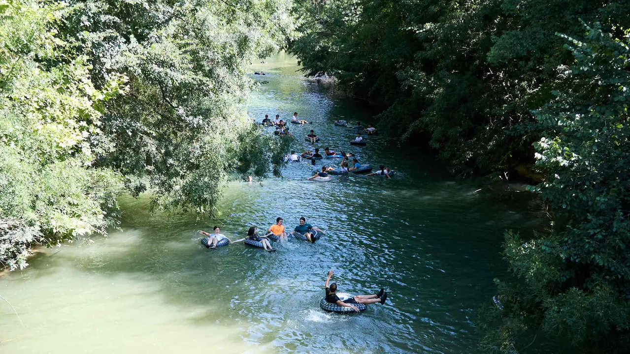 Tradicional descenso de los jóvenes de Estella por el río Ega tras el chupinazo de inicio de las fiestas de 2025. IÑIGO ALZUGARAY