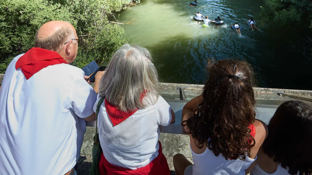 Tradicional descenso de los jóvenes de Estella por el río Ega tras el chupinazo de inicio de las fiestas de 2025. IÑIGO ALZUGARAY