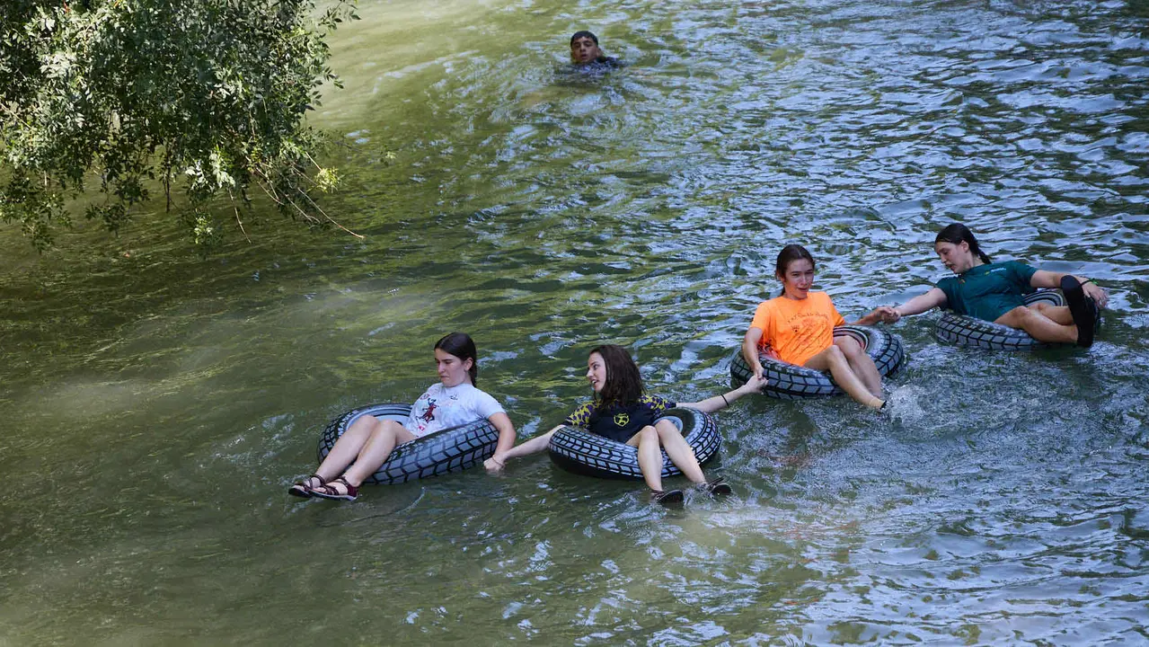 Tradicional descenso de los jóvenes de Estella por el río Ega tras el chupinazo de inicio de las fiestas de 2025. IÑIGO ALZUGARAY