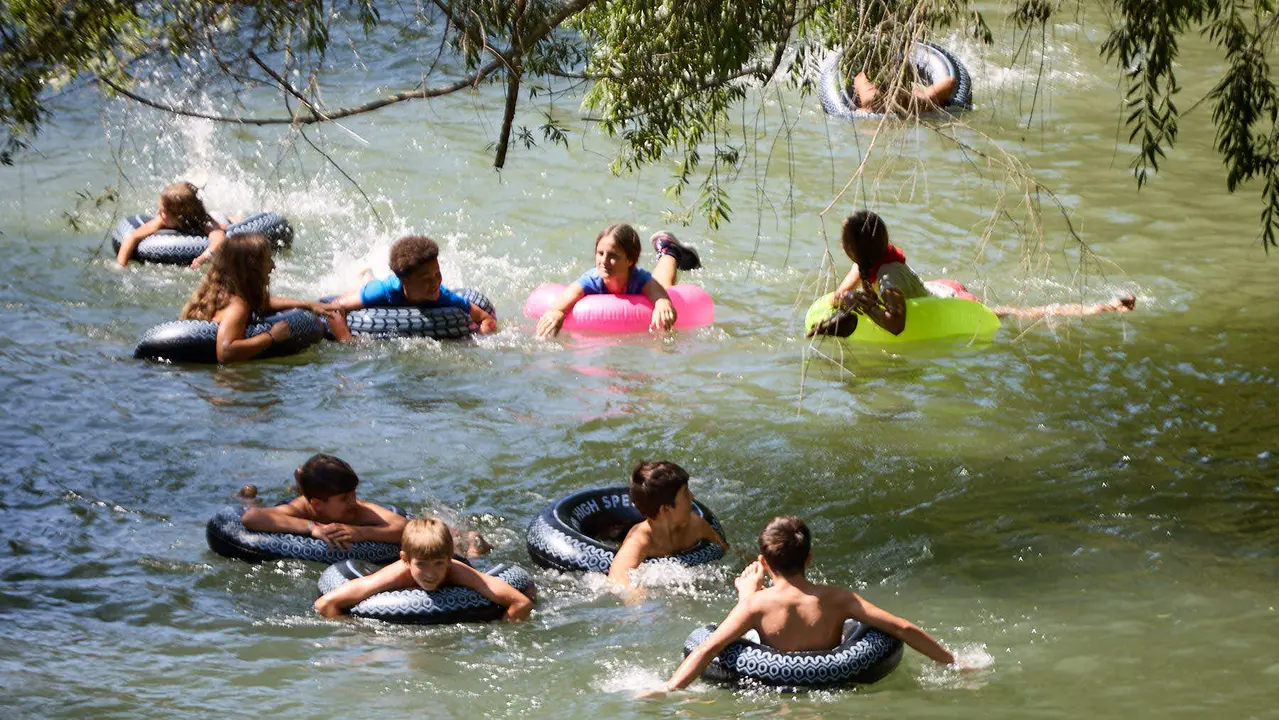 Tradicional descenso de los jóvenes de Estella por el río Ega tras el chupinazo de inicio de las fiestas de 2025. IÑIGO ALZUGARAY