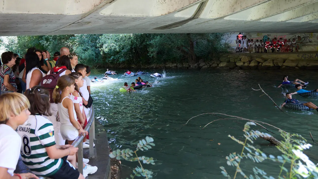 Tradicional descenso de los jóvenes de Estella por el río Ega tras el chupinazo de inicio de las fiestas de 2025. IÑIGO ALZUGARAY