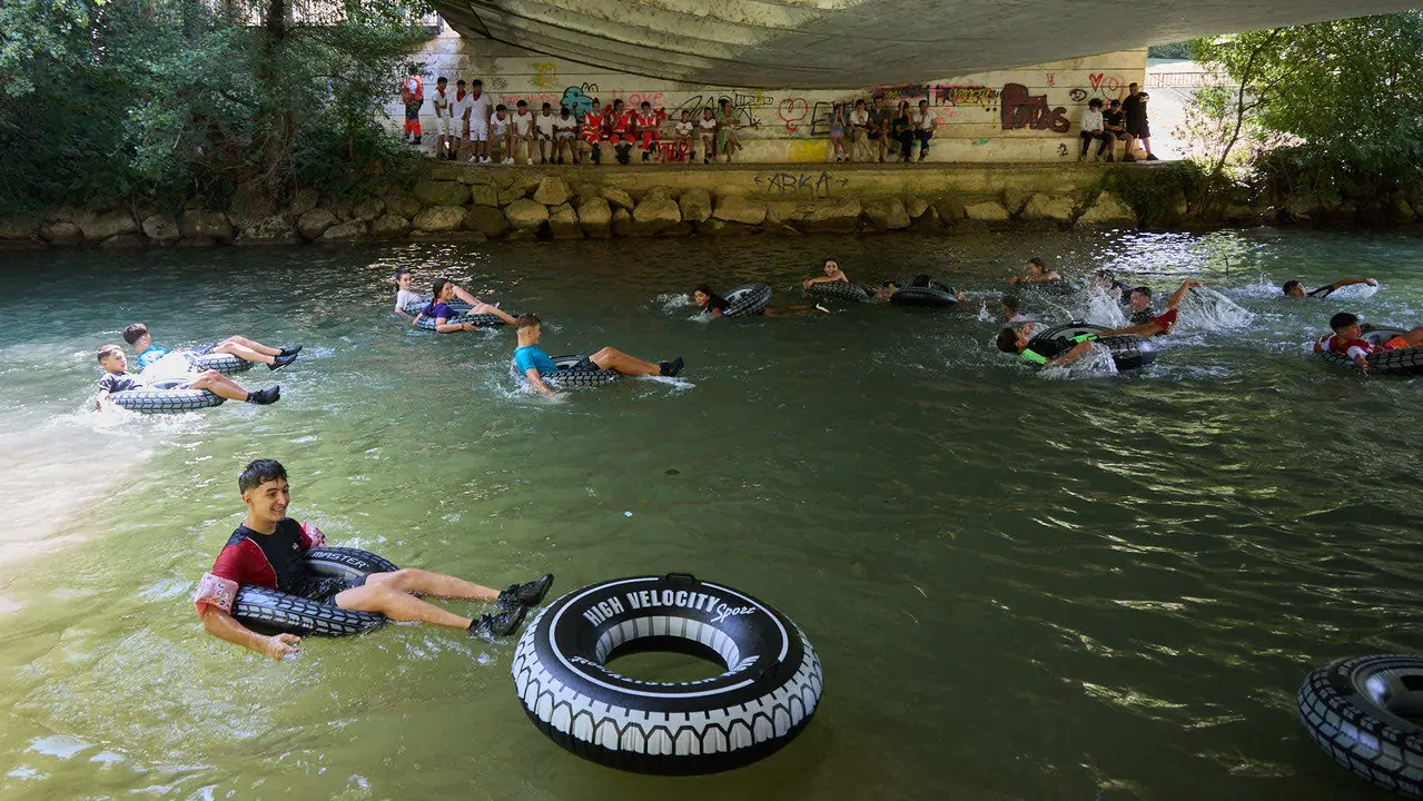 Tradicional descenso de los jóvenes de Estella por el río Ega tras el chupinazo de inicio de las fiestas de 2025. IÑIGO ALZUGARAY