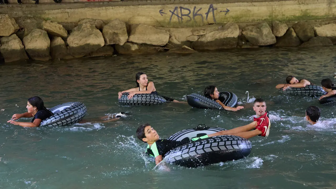 Tradicional descenso de los jóvenes de Estella por el río Ega tras el chupinazo de inicio de las fiestas de 2025. IÑIGO ALZUGARAY